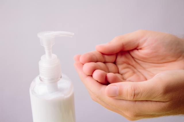 保湿クリームを塗る