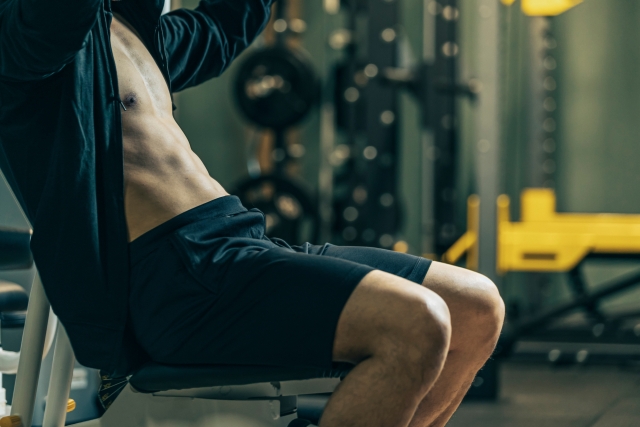 筋トレをする男性