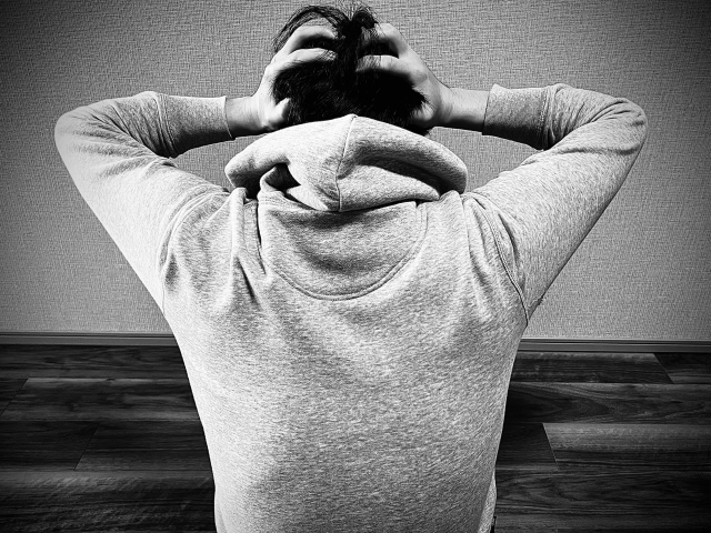 猫背線に悩む男性